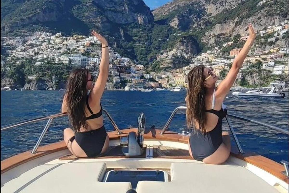 két bikinis nő ül egy hajón