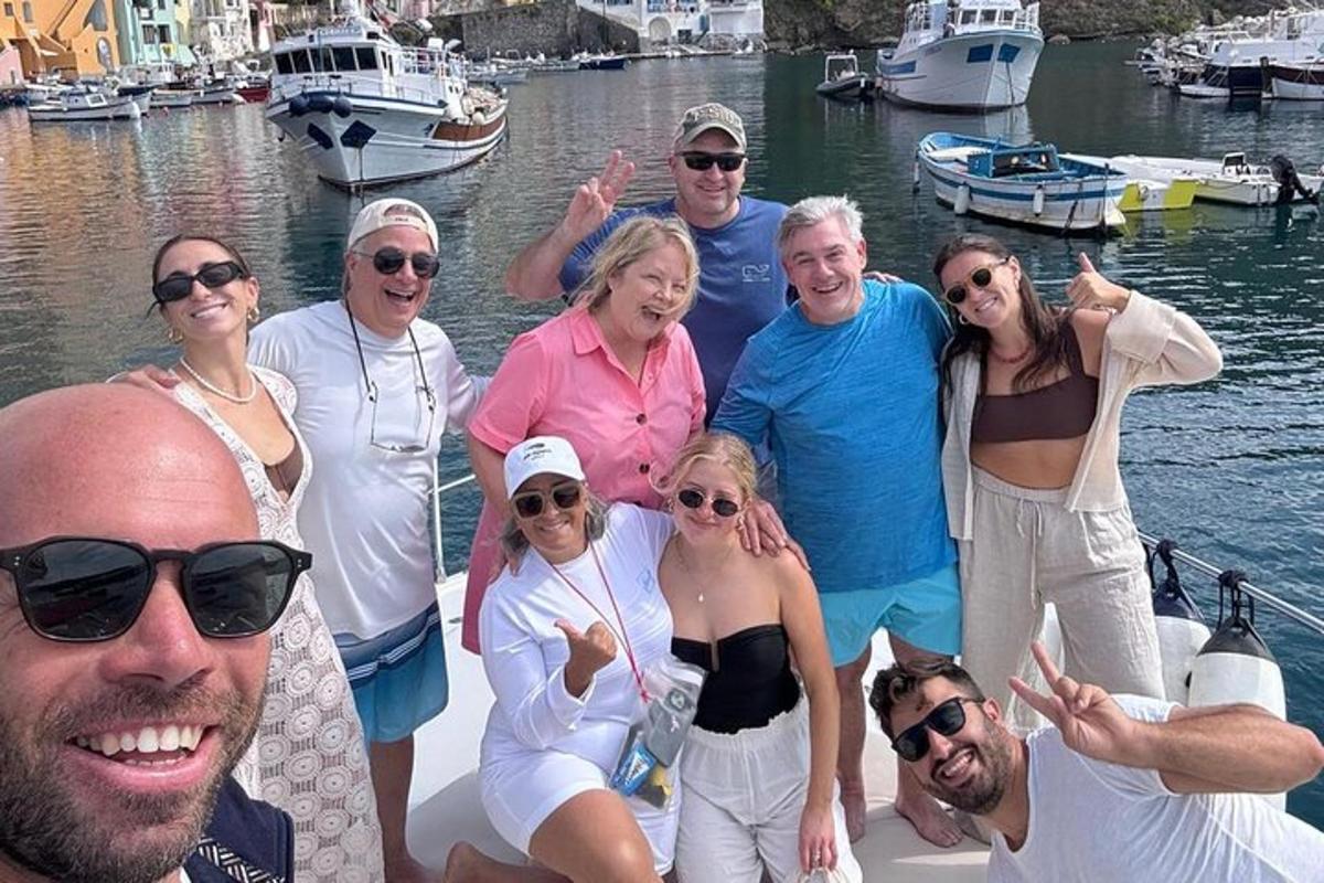 група людей позує для фотографії на човні