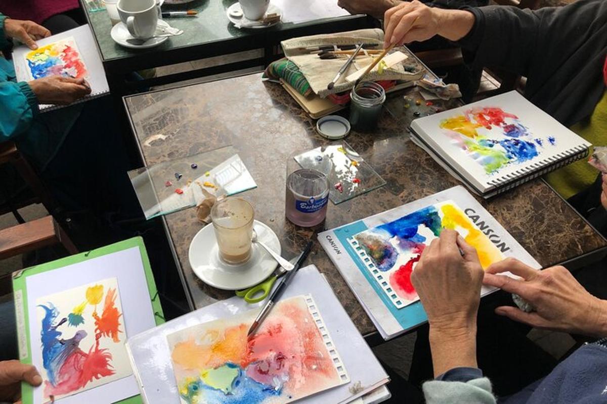 un grup de persones pintant quadres sobre una taula