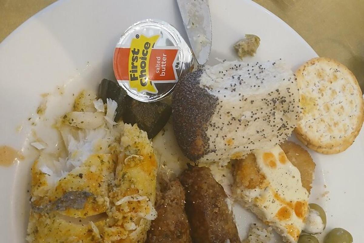 bílý talíř jídla s vejci a chlebem