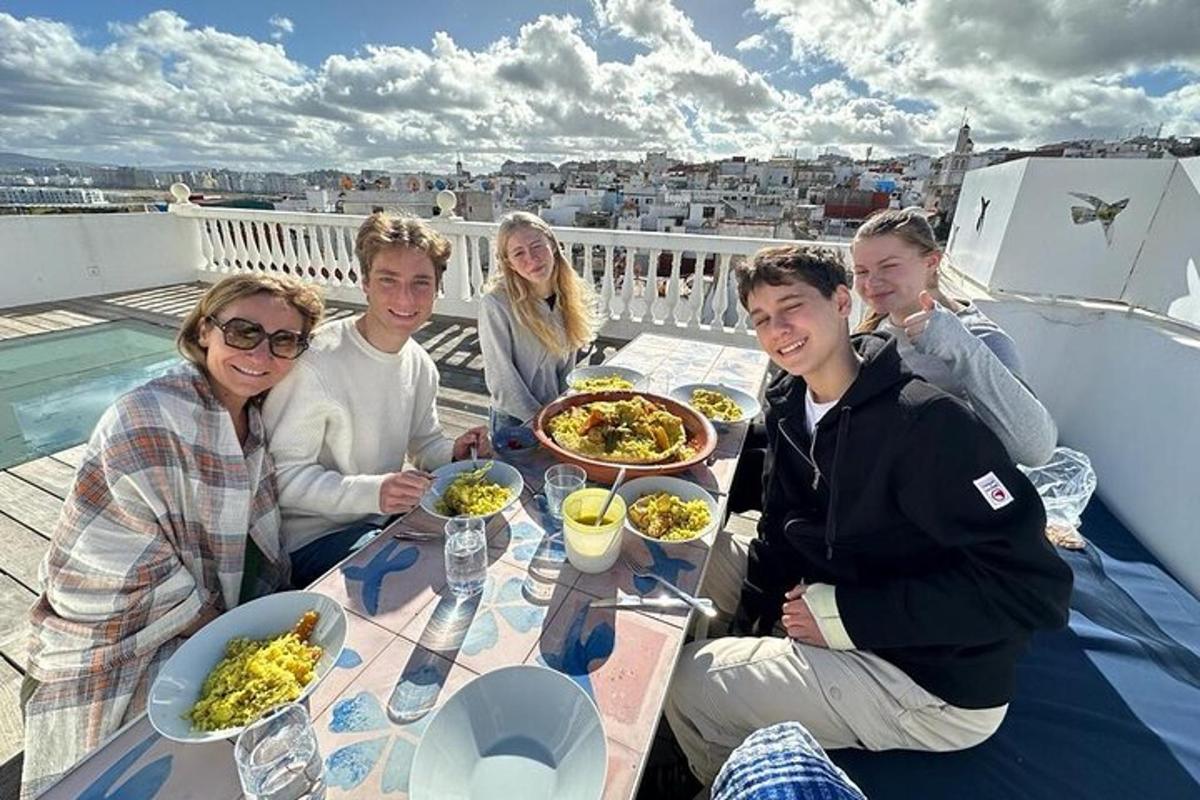 um grupo de pessoas sentadas ao redor de uma mesa com comida