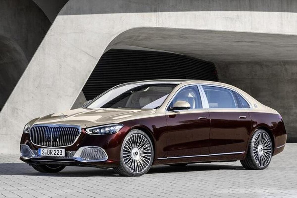 터널에 주차된 갈색 BMW 차량