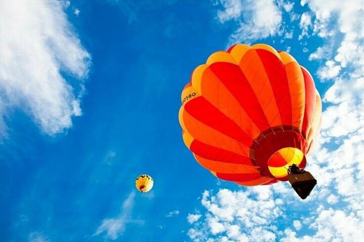 dua belon udara panas terbang di langit