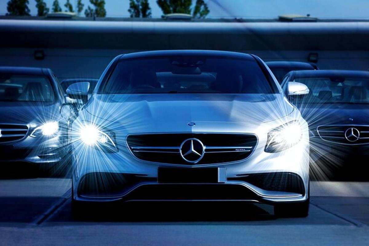 un'auto Mercedes Benz bianca parcheggiata in un parcheggio
