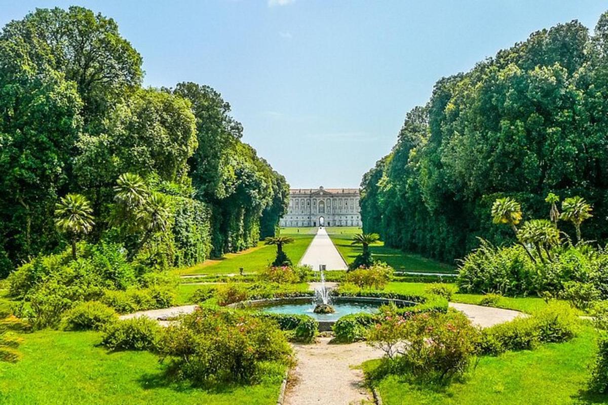 un giardino con una fontana e un edificio sullo sfondo