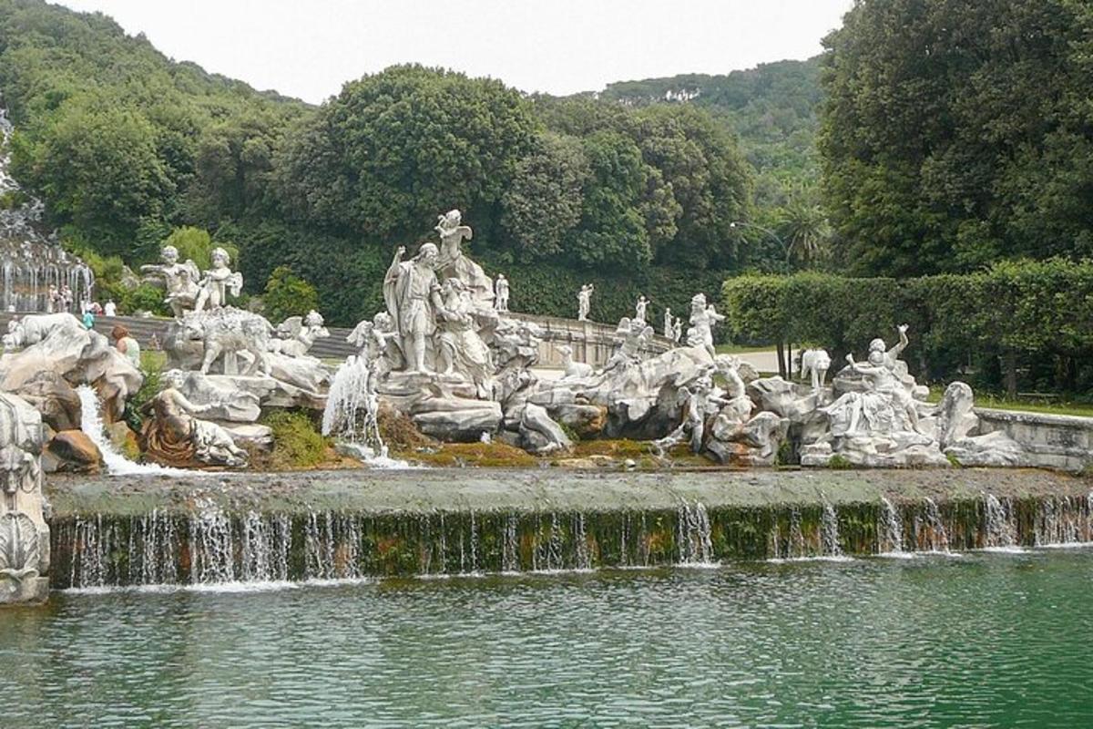 池塘中央有一座瀑布喷泉