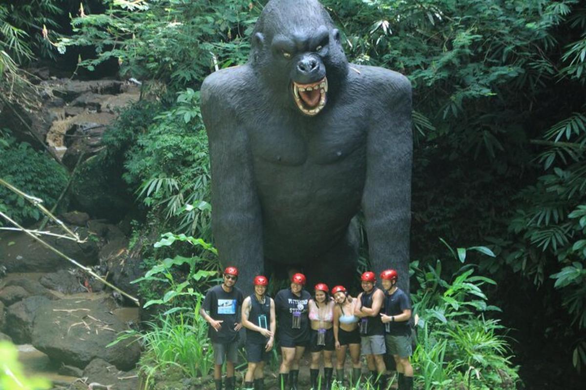 grupp inimesi seisab suure gorilla ees