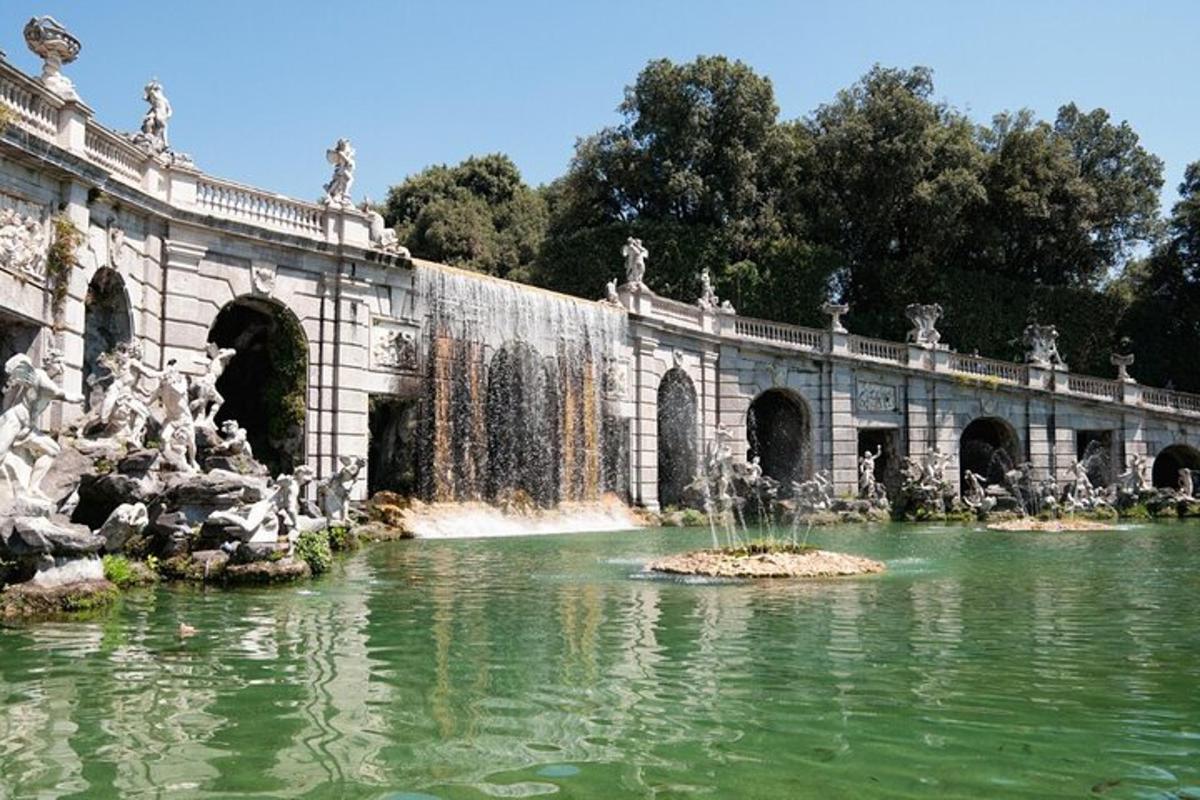 un ponte di pietra con una fontana nell'acqua