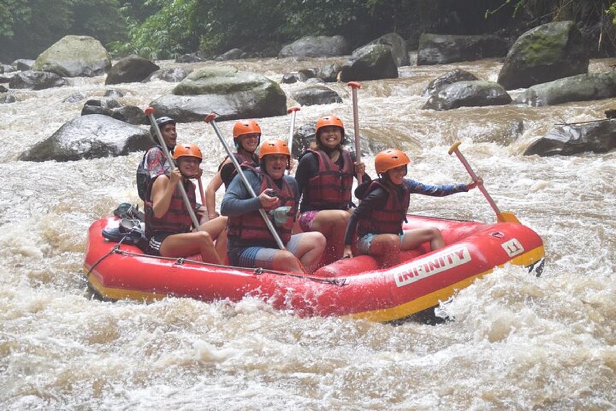sekumpulan manusia dalam rakit di sungai
