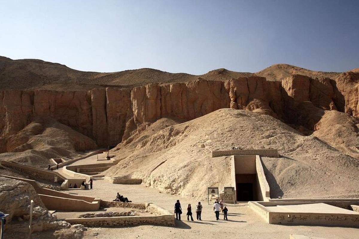 Un grupo de personas caminando por un desierto.
