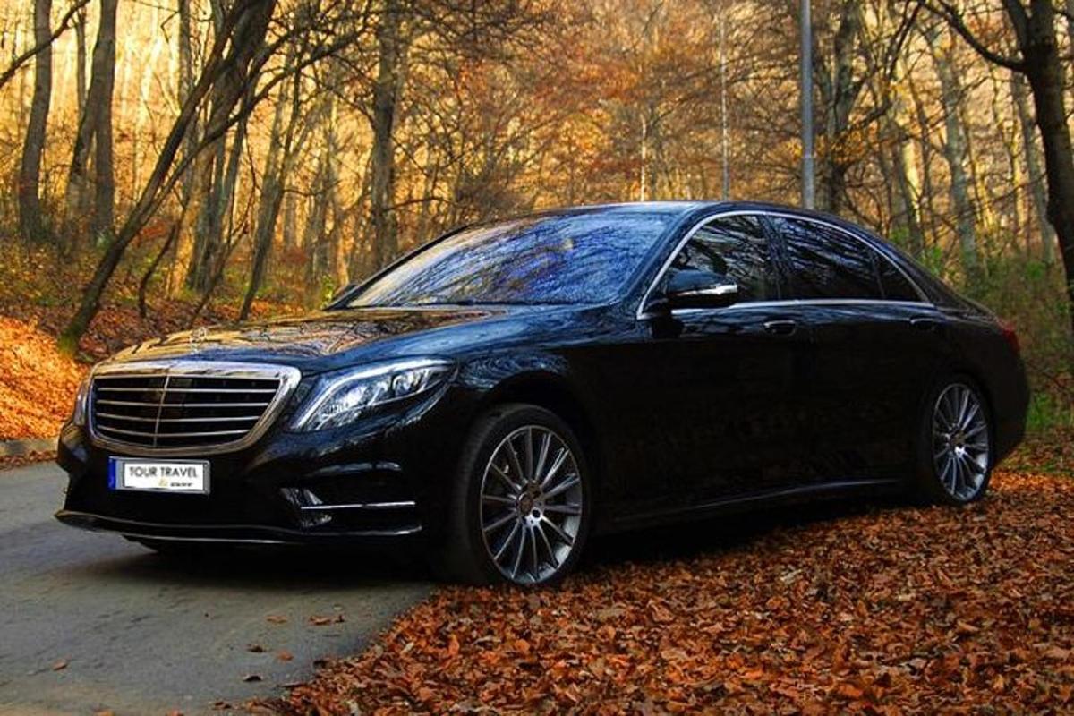 un'auto nera parcheggiata sul ciglio di una strada