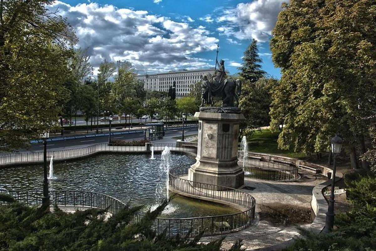 una statua al centro di una fontana in un parco