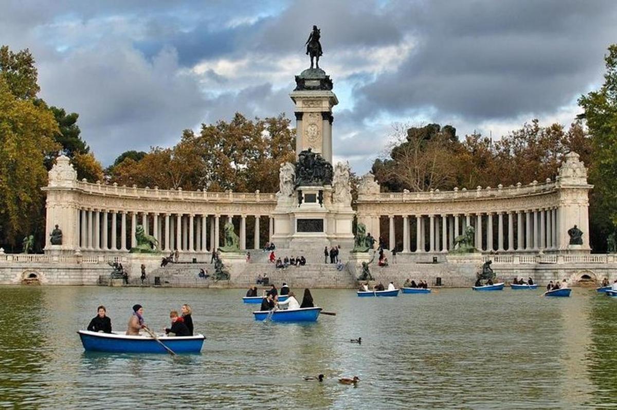 persone in barche in acqua davanti a una statua