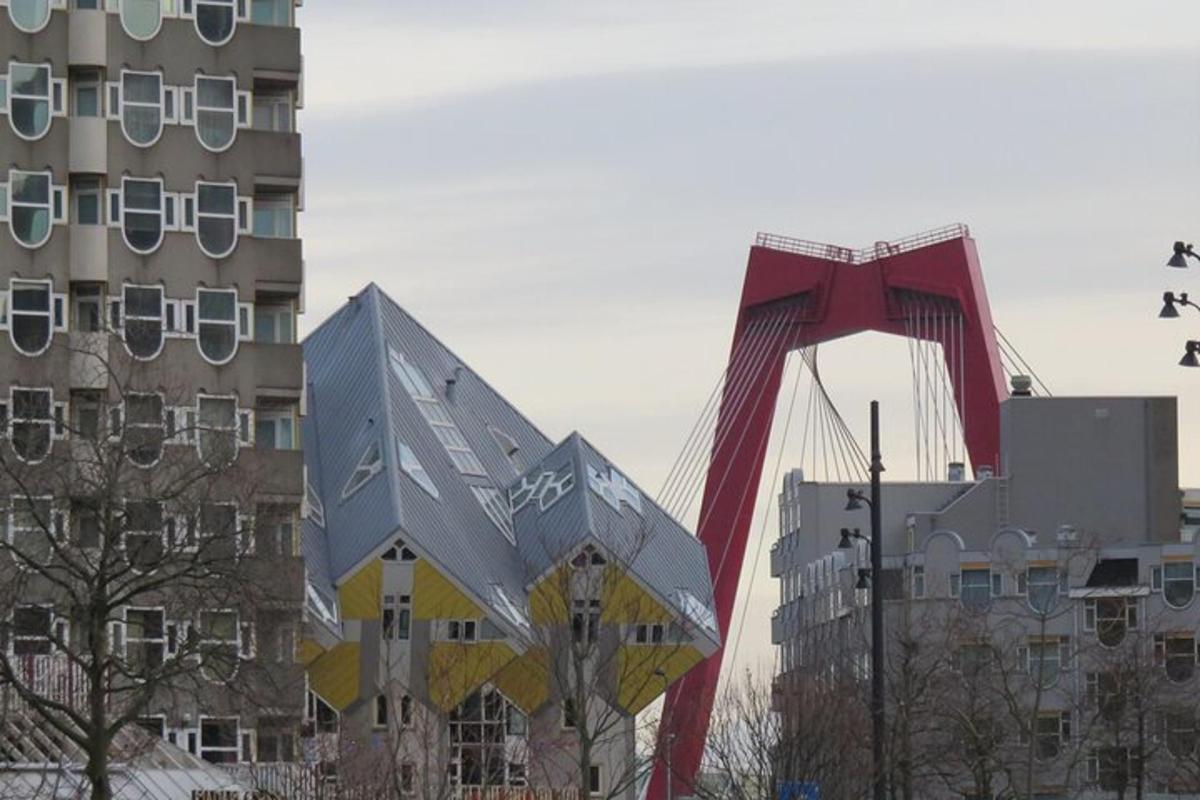 una vista di un ponte con un aquilone di fronte a un edificio