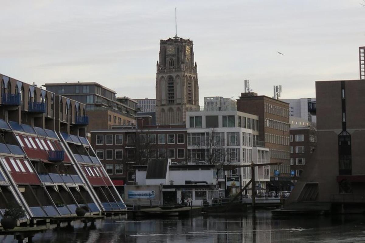 una vista di una città con una torre dell'orologio e degli edifici
