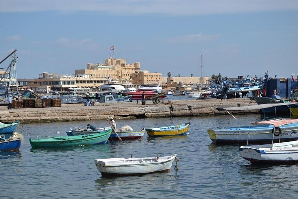 un grupo de barcos en el agua en un puerto