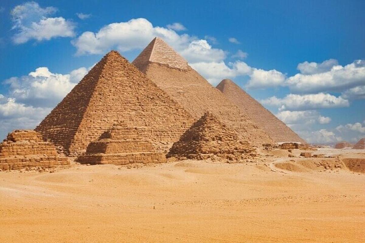 eine Gruppe von Pyramiden in der Wüste unter blauem Himmel