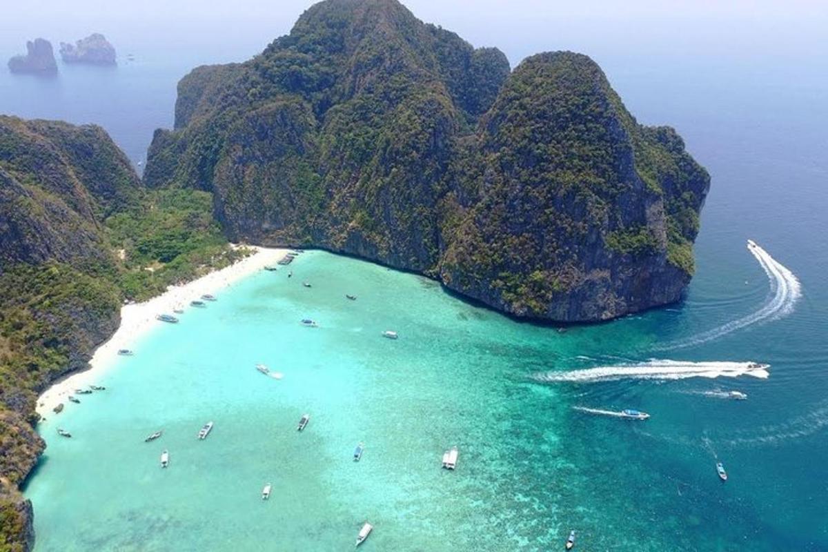 Una vista aérea de una playa con barcos en el agua.