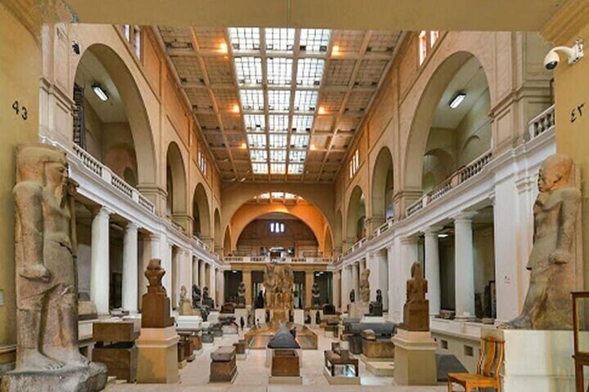 un gran museu amb estàtues en un edifici