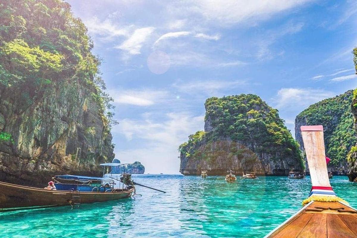 un barco en el agua junto a una playa