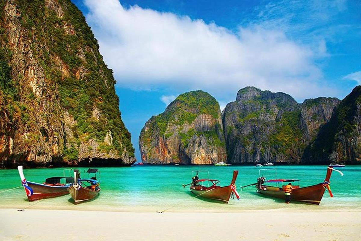 กลุ่มเรือบนชายหาดในน้ำ