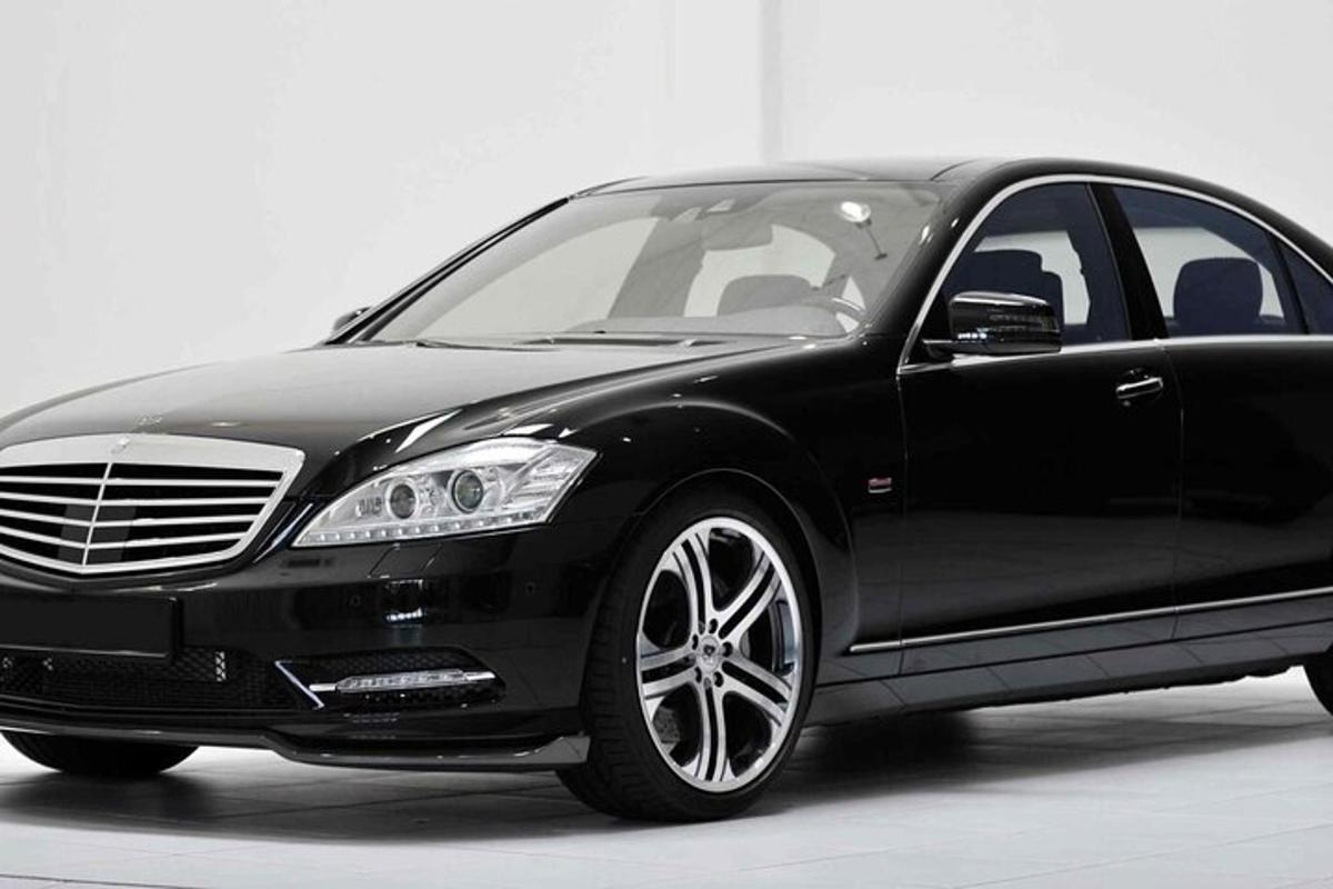 ein schwarzes Auto steht in einer Garage