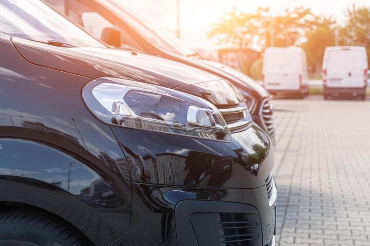 um close da frente de dois carros estacionados
