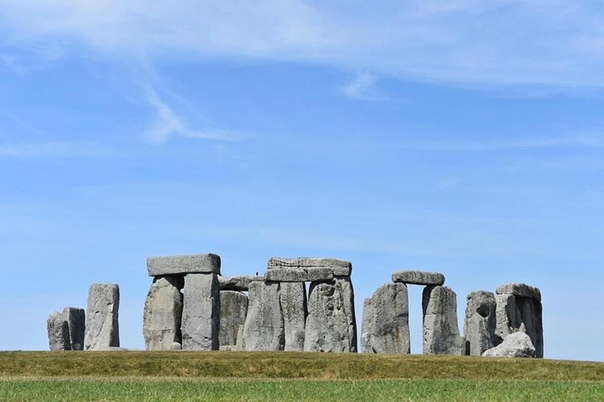 památník Stonehenge s modrou oblohou v pozadí