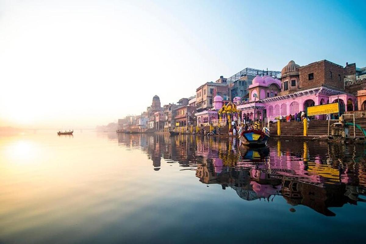 una vista di un canale con edifici colorati e acqua
