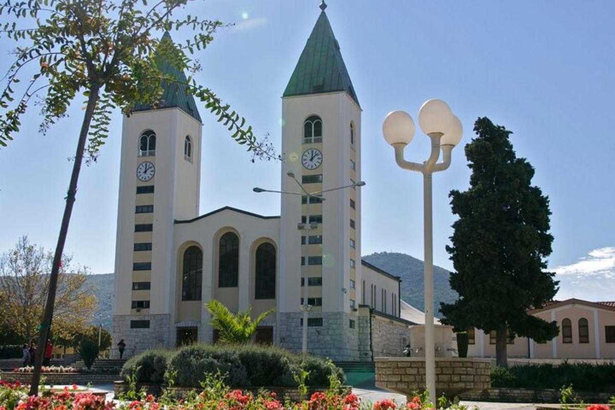 sebuah gereja dengan menara jam dengan lampu jalan