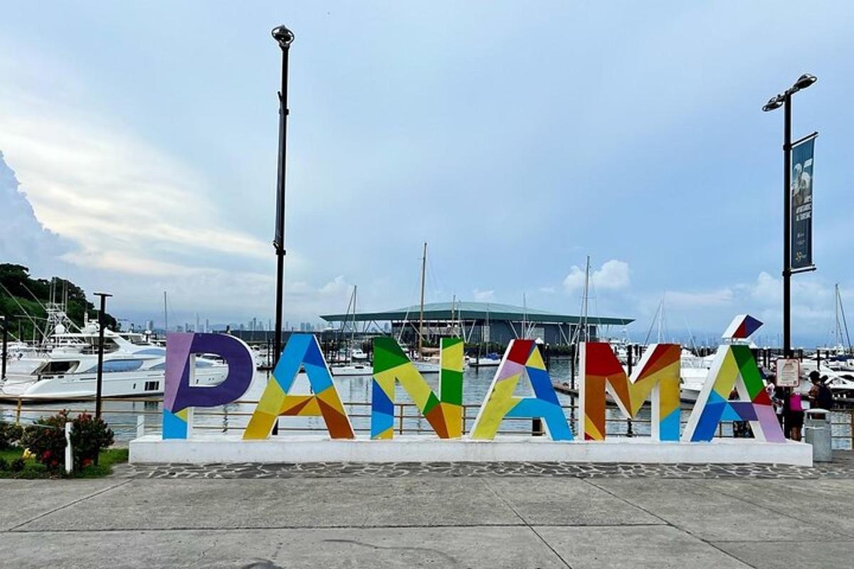 cedule s nápisem „payama“ na parkovišti