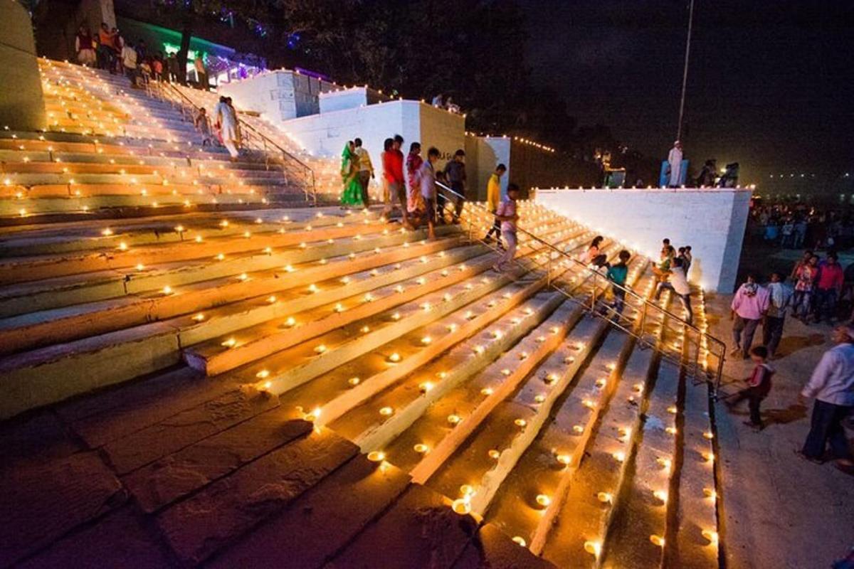 un mucchio di luci sui gradini di notte