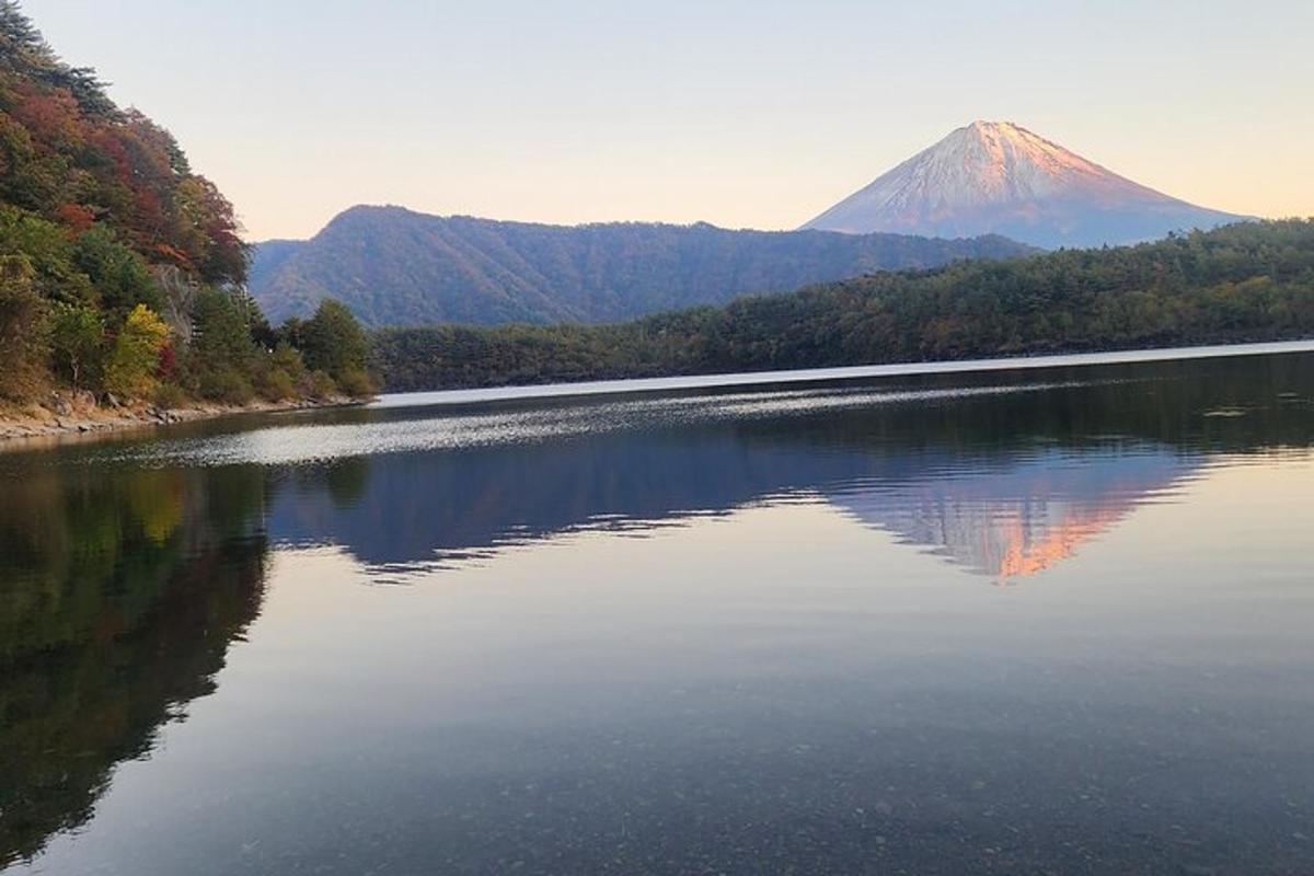 un reflex d'una muntanya en un llac amb una muntanya al fons