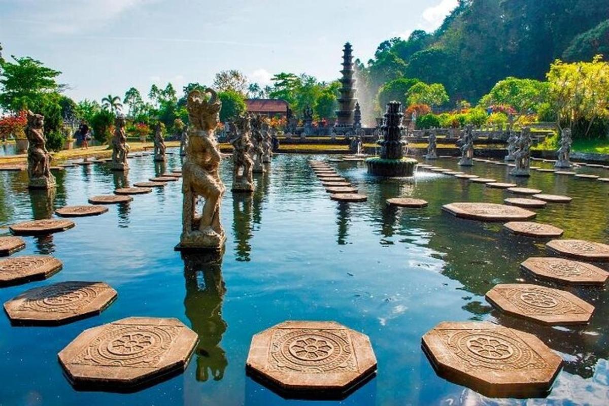 Una fuente en un parque con estatuas en el agua.