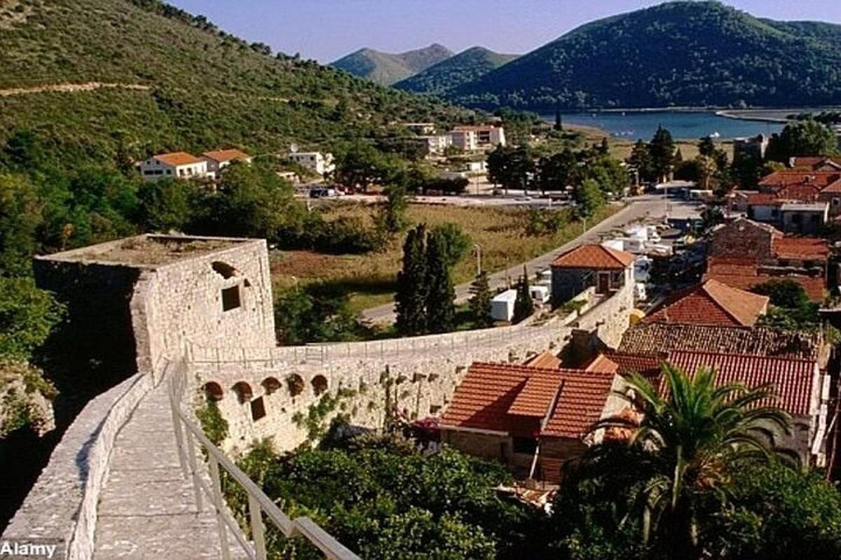una vista di una città con un muro di pietra