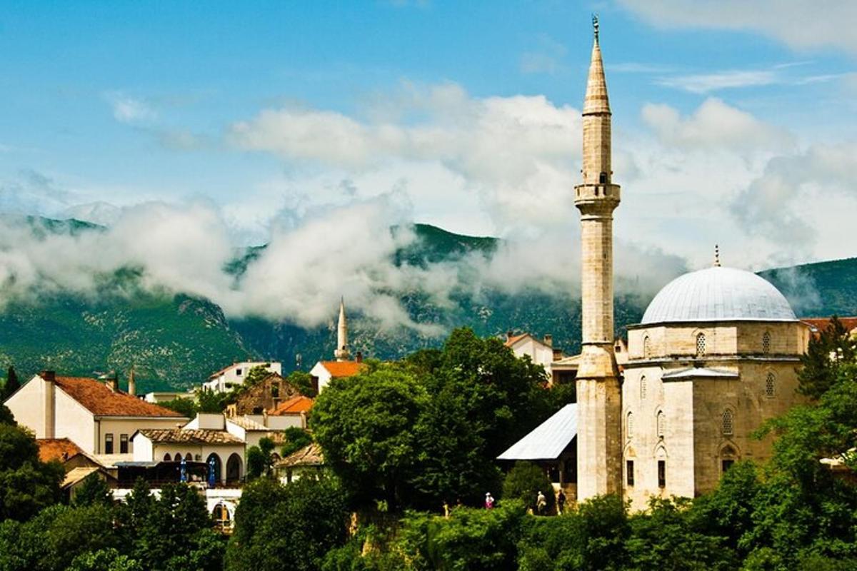 sebuah masjid dengan menara di hadapan sebuah bandar