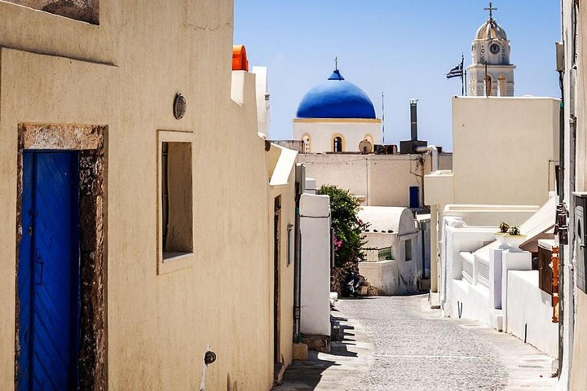 Un callejón con una cúpula azul sobre un edificio.