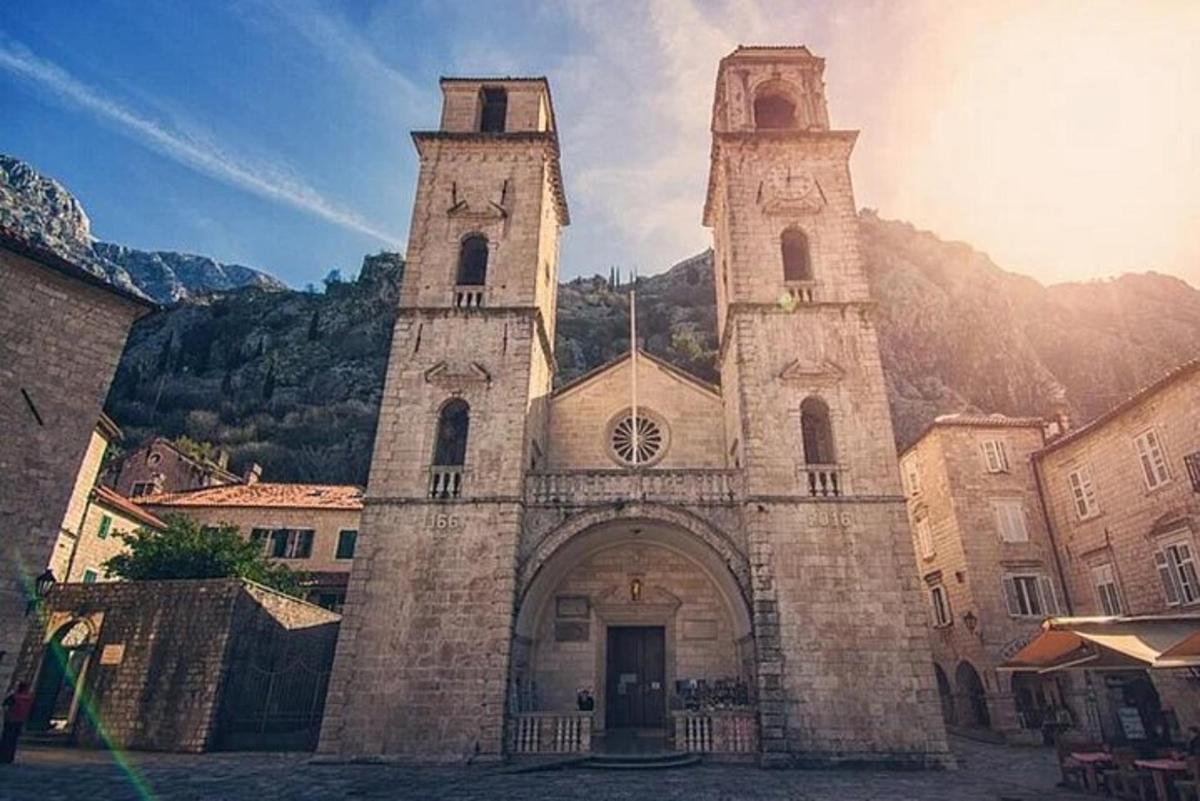 tepesinde iki kulesi olan eski bir kilise