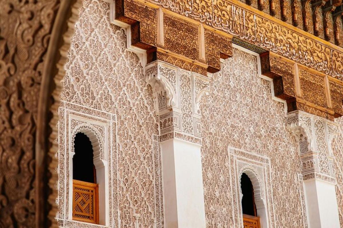 白と金のタイルが敷かれた建物の壁