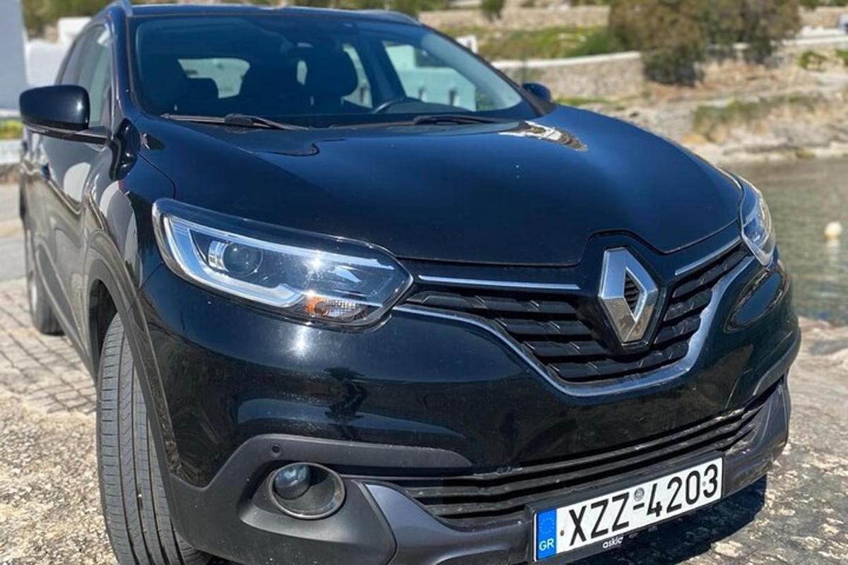 un coche azul estacionado al costado de una carretera