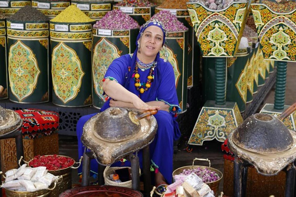 žena sedící na stoličce na trhu s keramikou