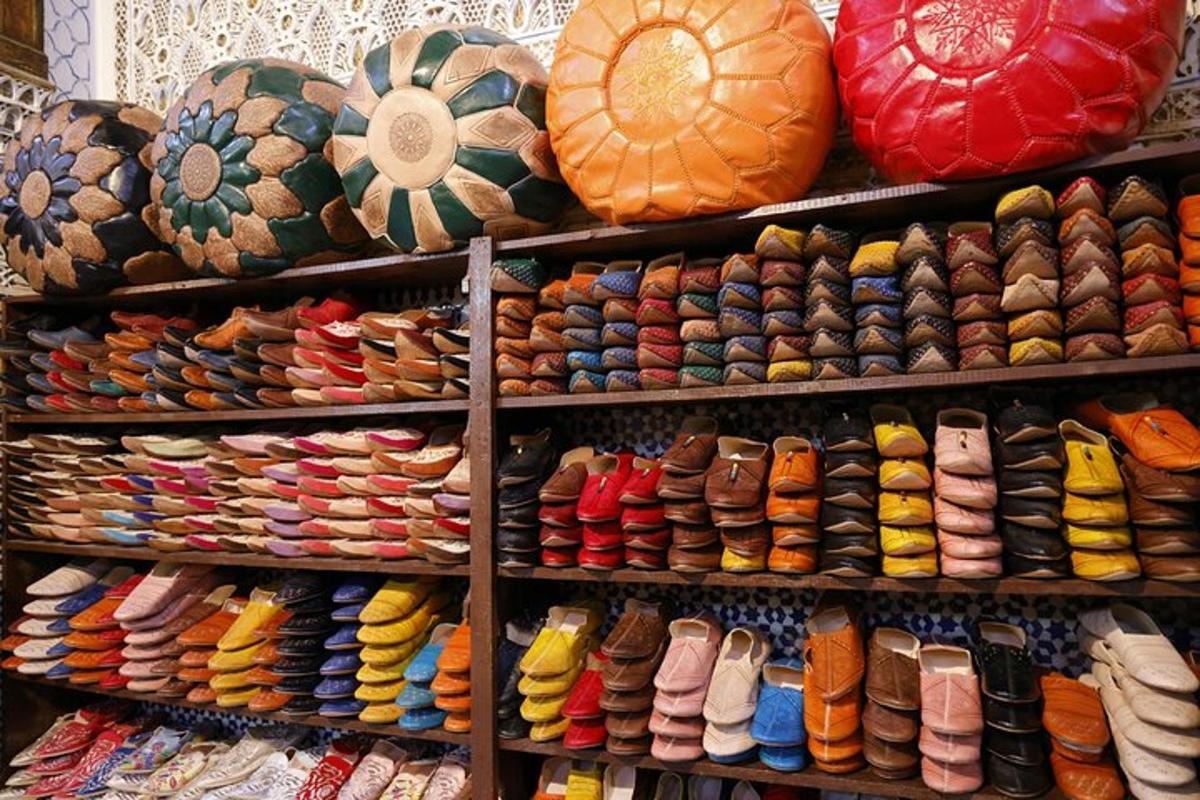 さまざまな種類の帽子や靴の展示