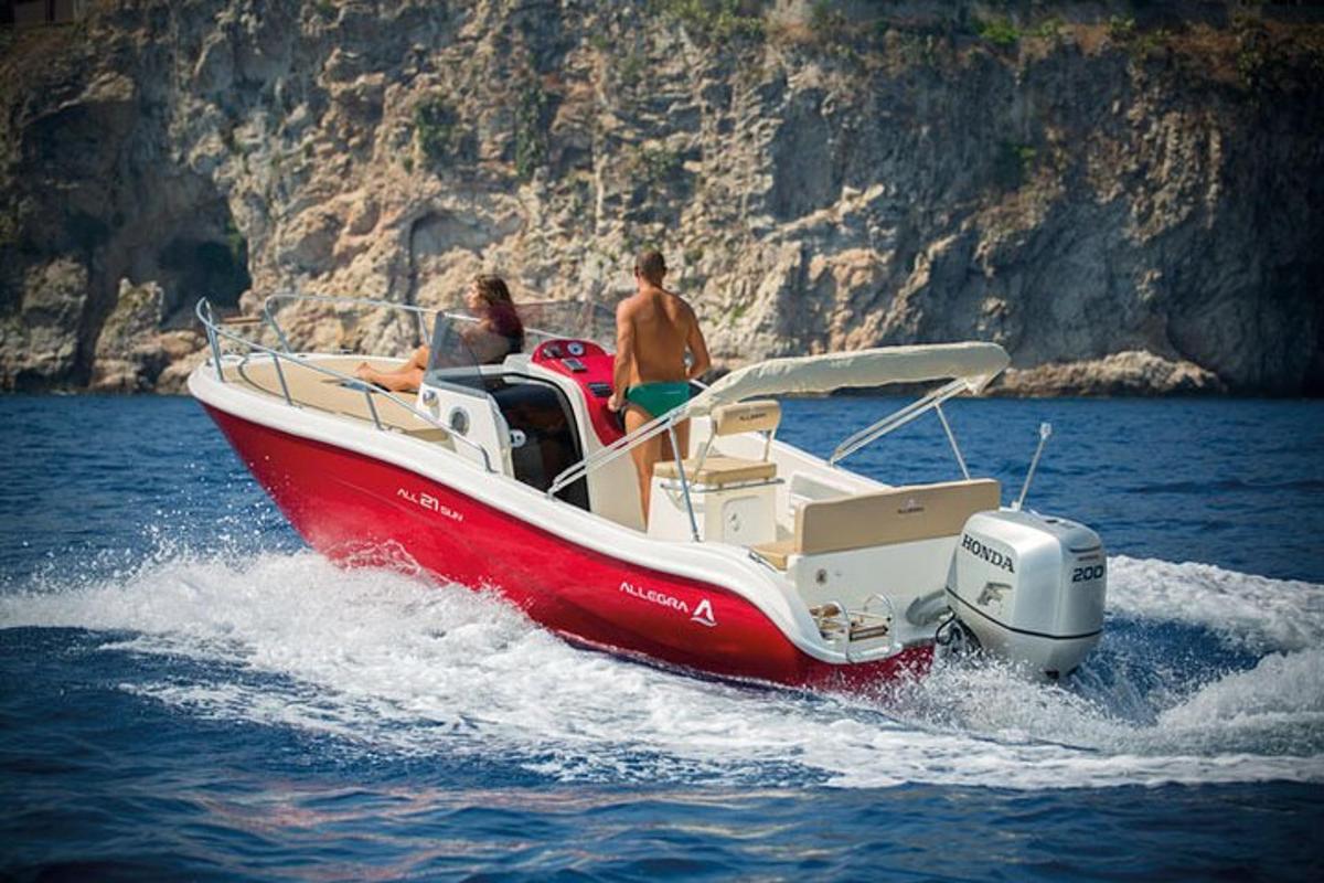 duas pessoas em um barco vermelho na água