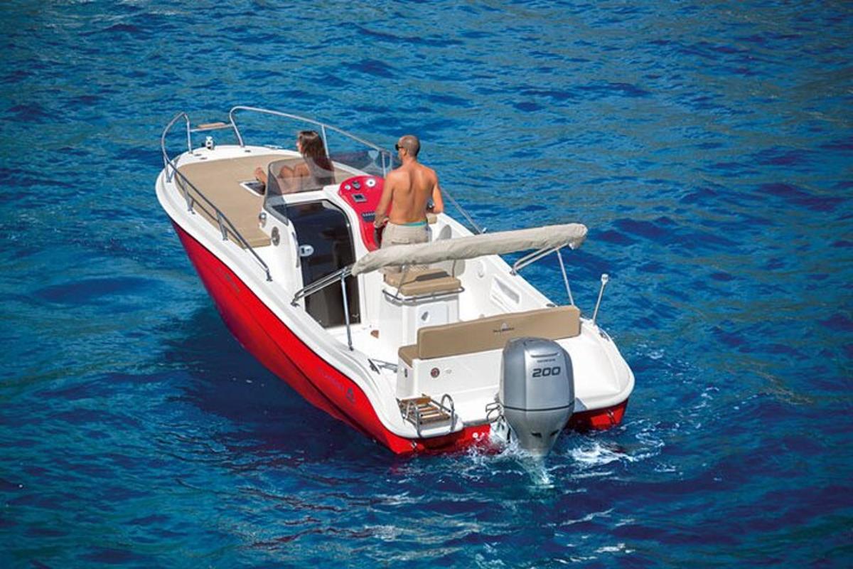 um homem e uma mulher em um barco na água