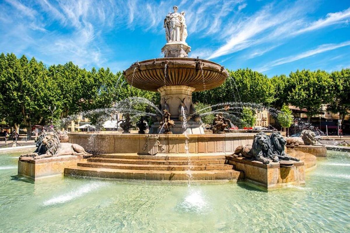 una fontana in un parco in una giornata di sole