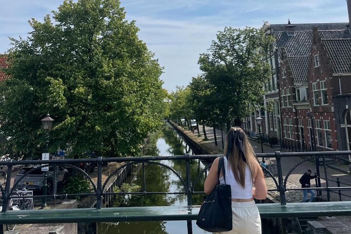una dona dreta en un pont mirant un riu