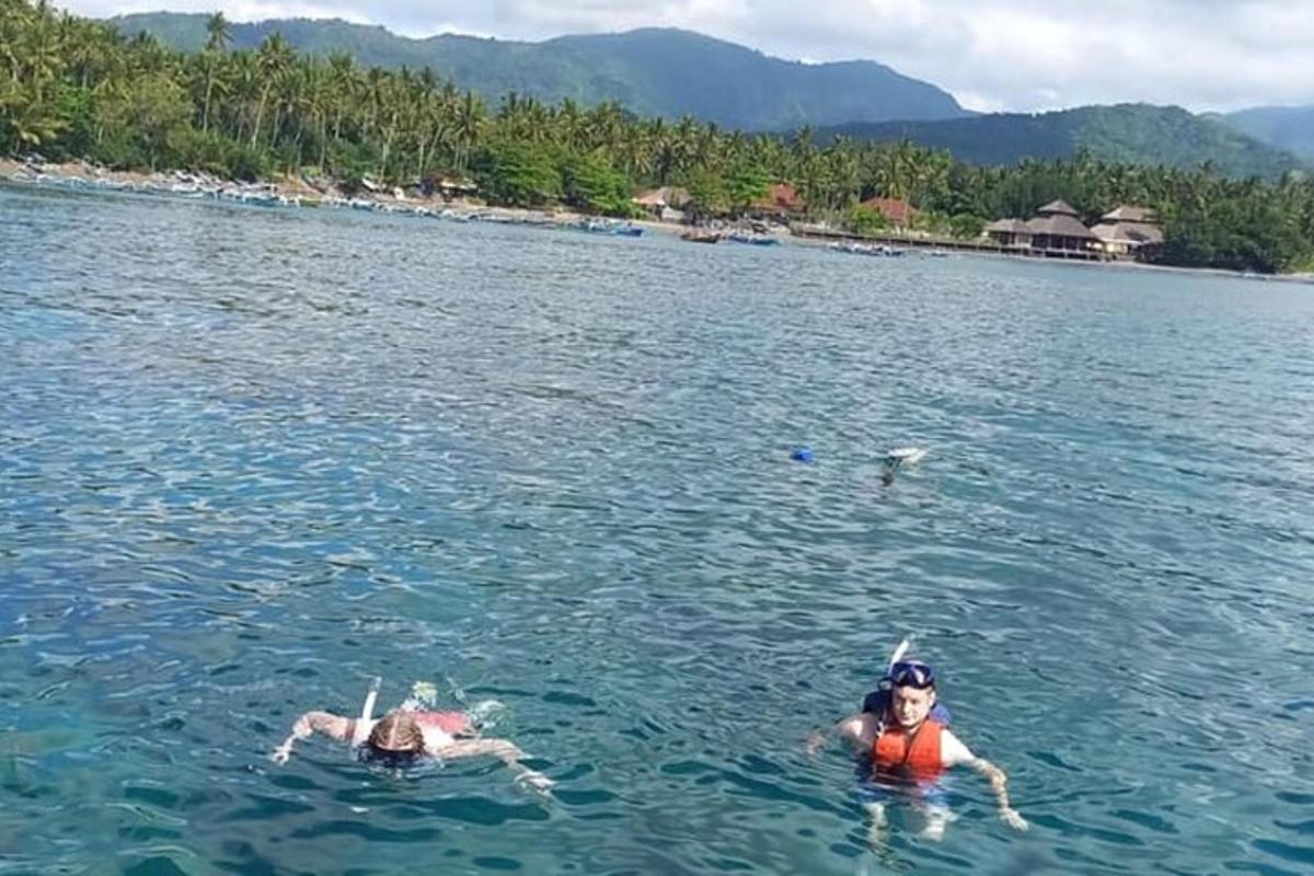 due persone in acqua in un lago
