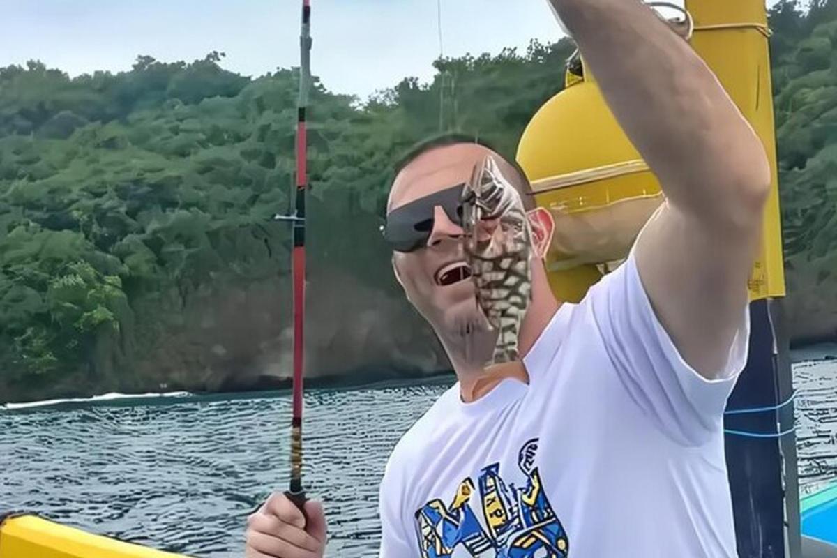 un uomo tiene un palo su una barca