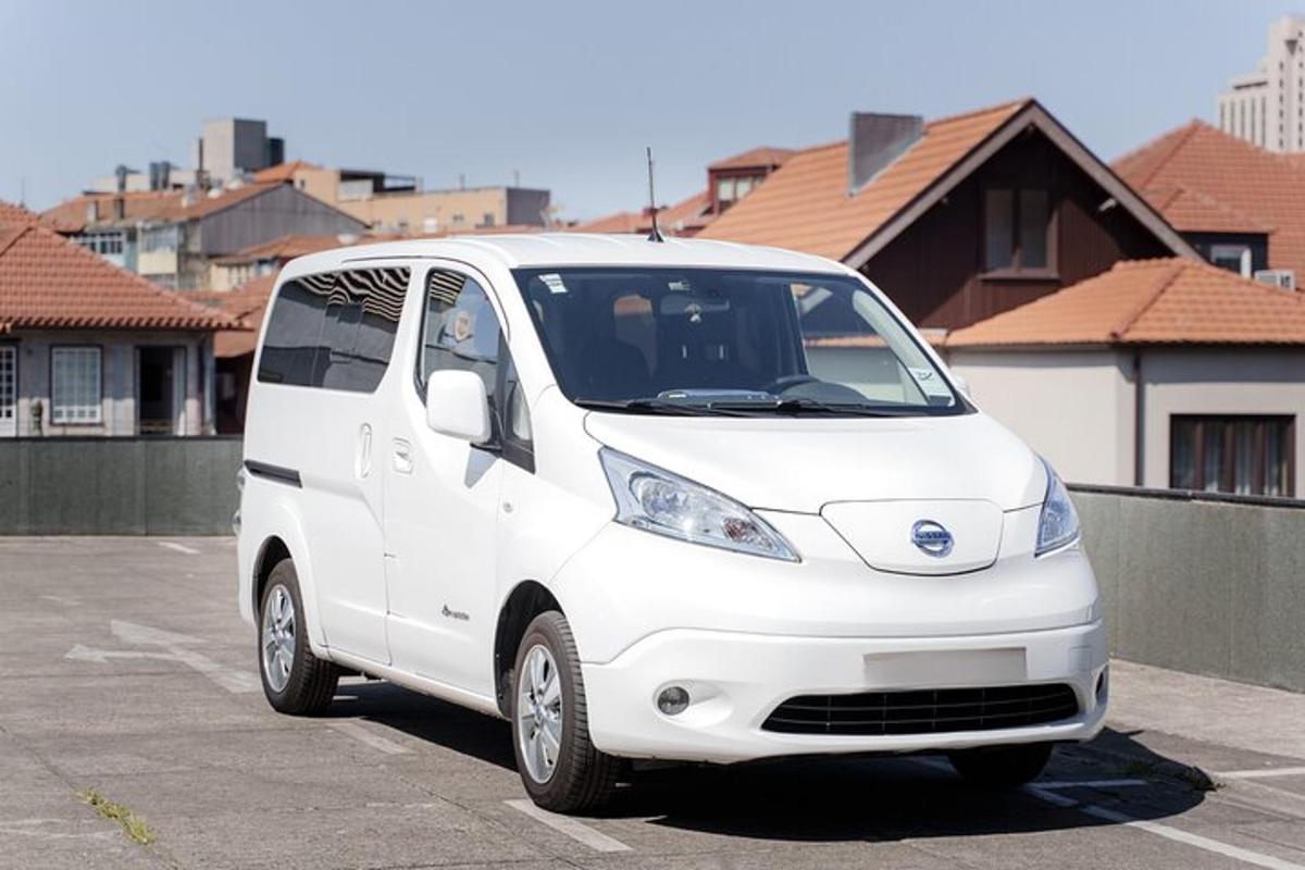 sebuah mobil van putih diparkir di tempat parkir