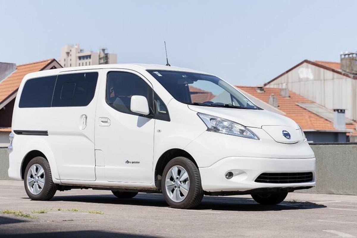 sebuah mobil van putih diparkir di tempat parkir